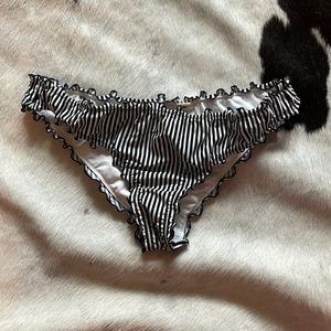 Ruffle swimsuit bottoms
